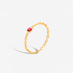 bague dorée chaîne fine, cristal rouge