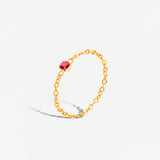 bague dorée chaîne fine, cristal rouge