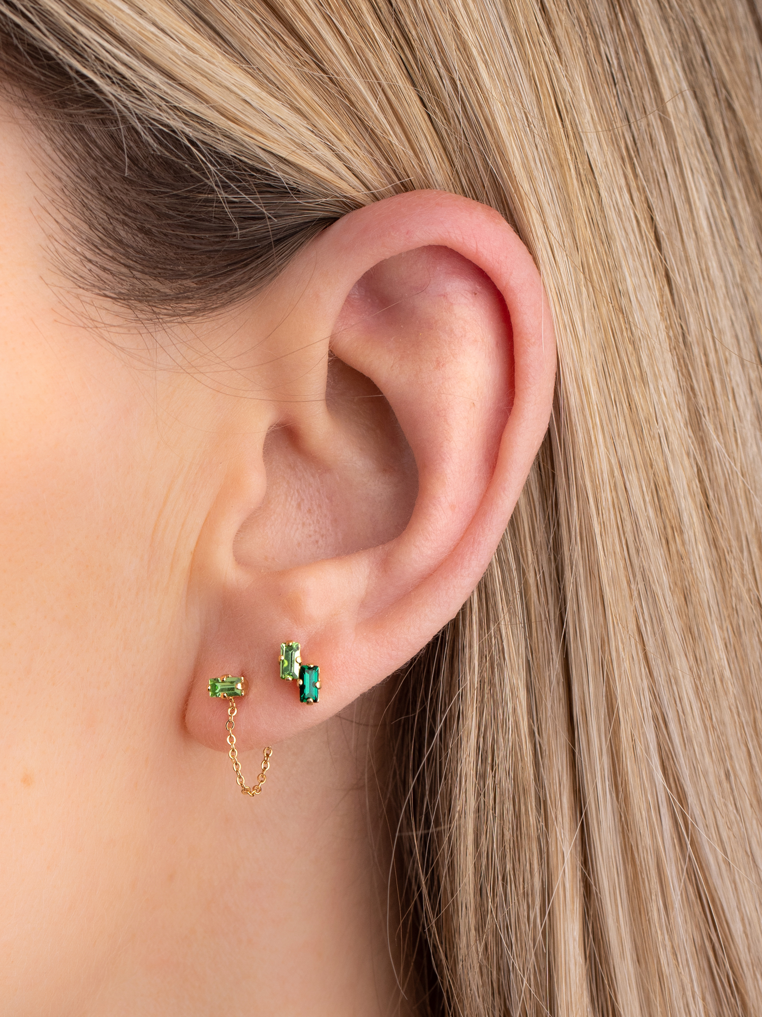 puces d'oreilles, cristal vert et chaine fine, double cristaux verts