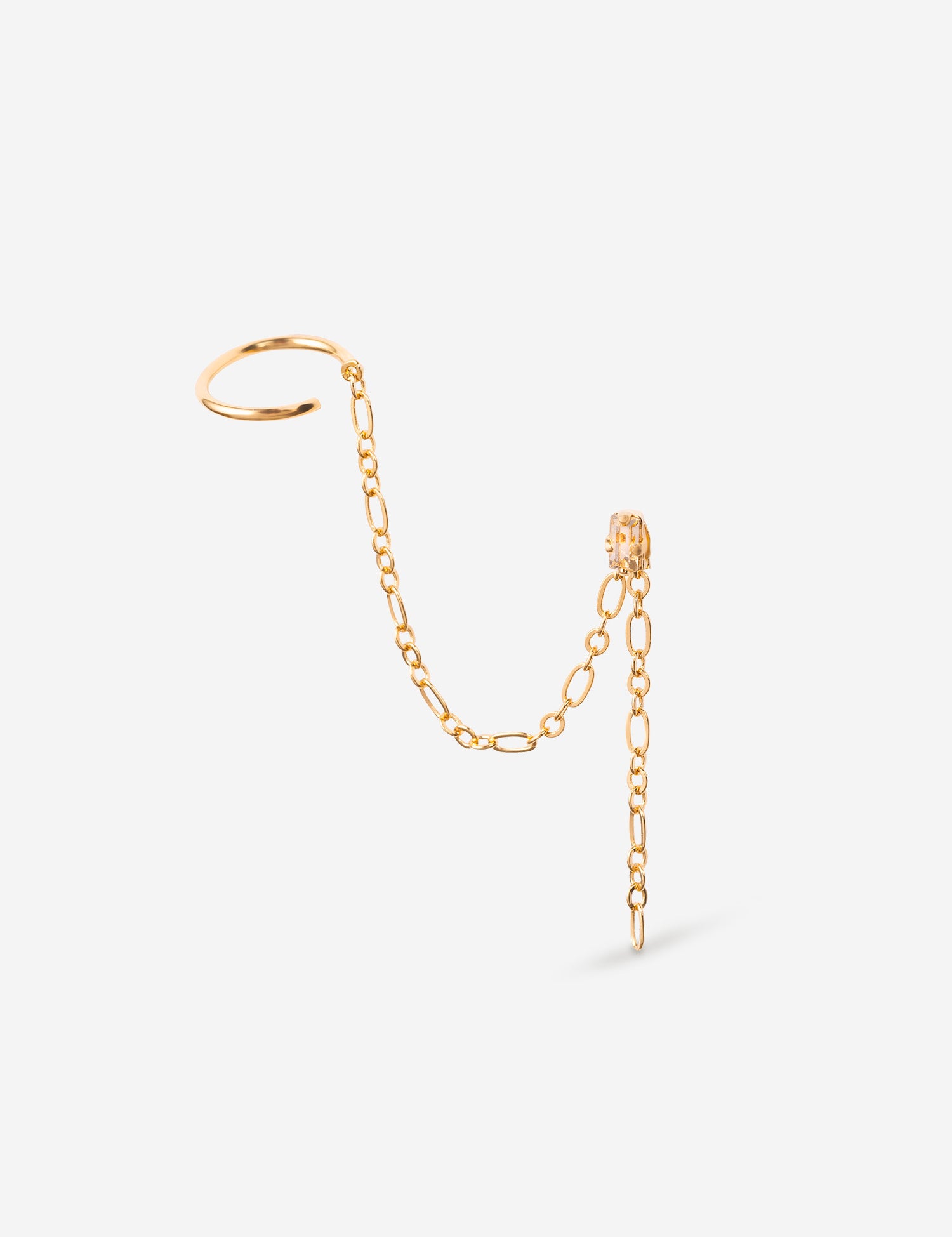 bague d'oreille et puce d'oreille relié par une chaine dorée. Cristaux champagne.