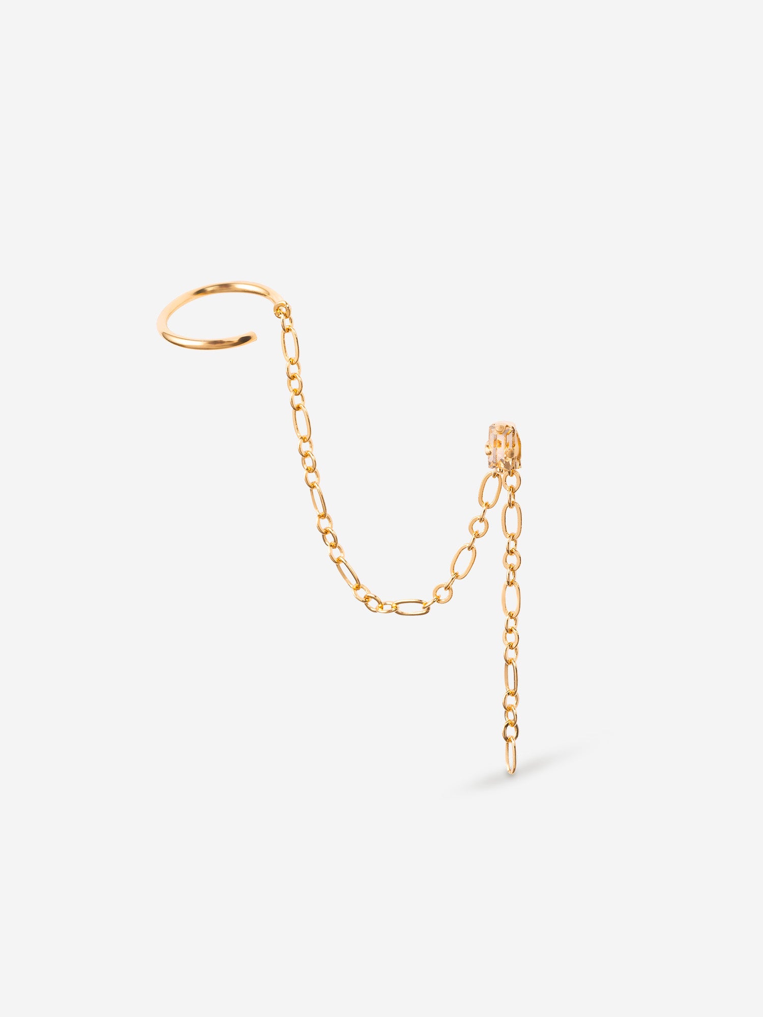 bague d'oreille et puce d'oreille relié par une chaine dorée. Cristaux champagne.