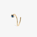 boucle d’oreille dorée avec pierre bleue