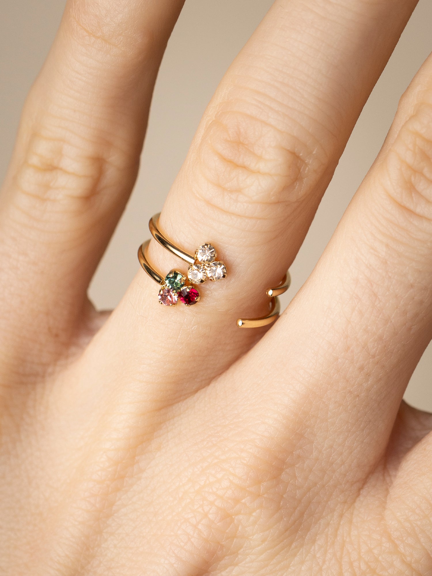 superposition de bague réglable fleur avec cristaux blanc ou rose, rubis et vert