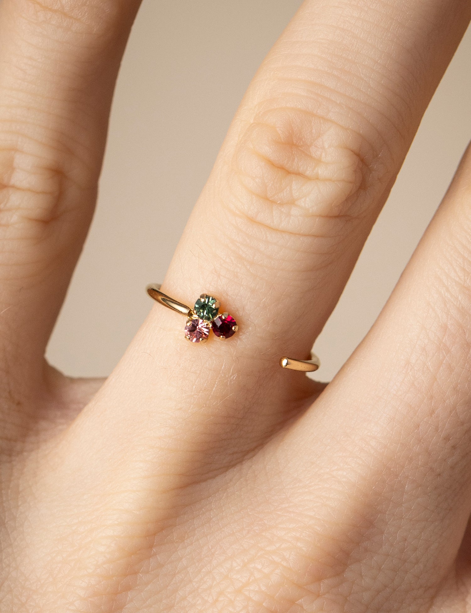 bague réglable fleur rose, rubis et vert