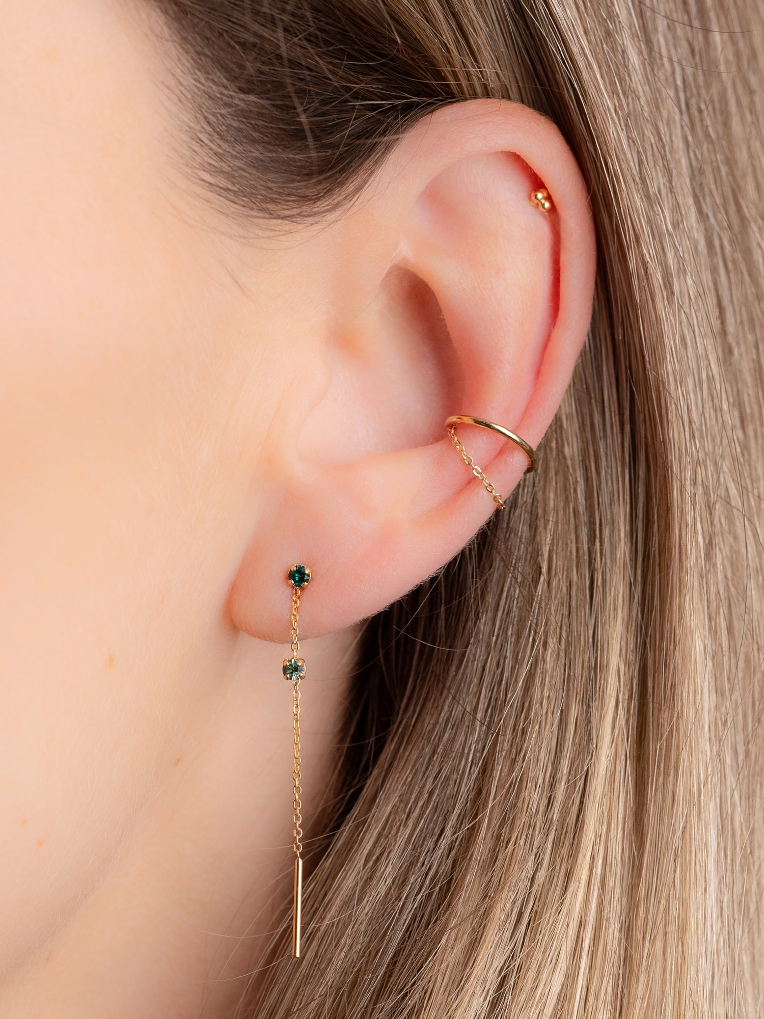 Boucle chaîne fine double cristaux verts