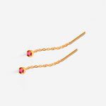 boucles d’oreilles chaîne fine dorée avec pierre rouge