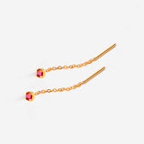 boucles d’oreilles chaîne fine dorée avec pierre rouge