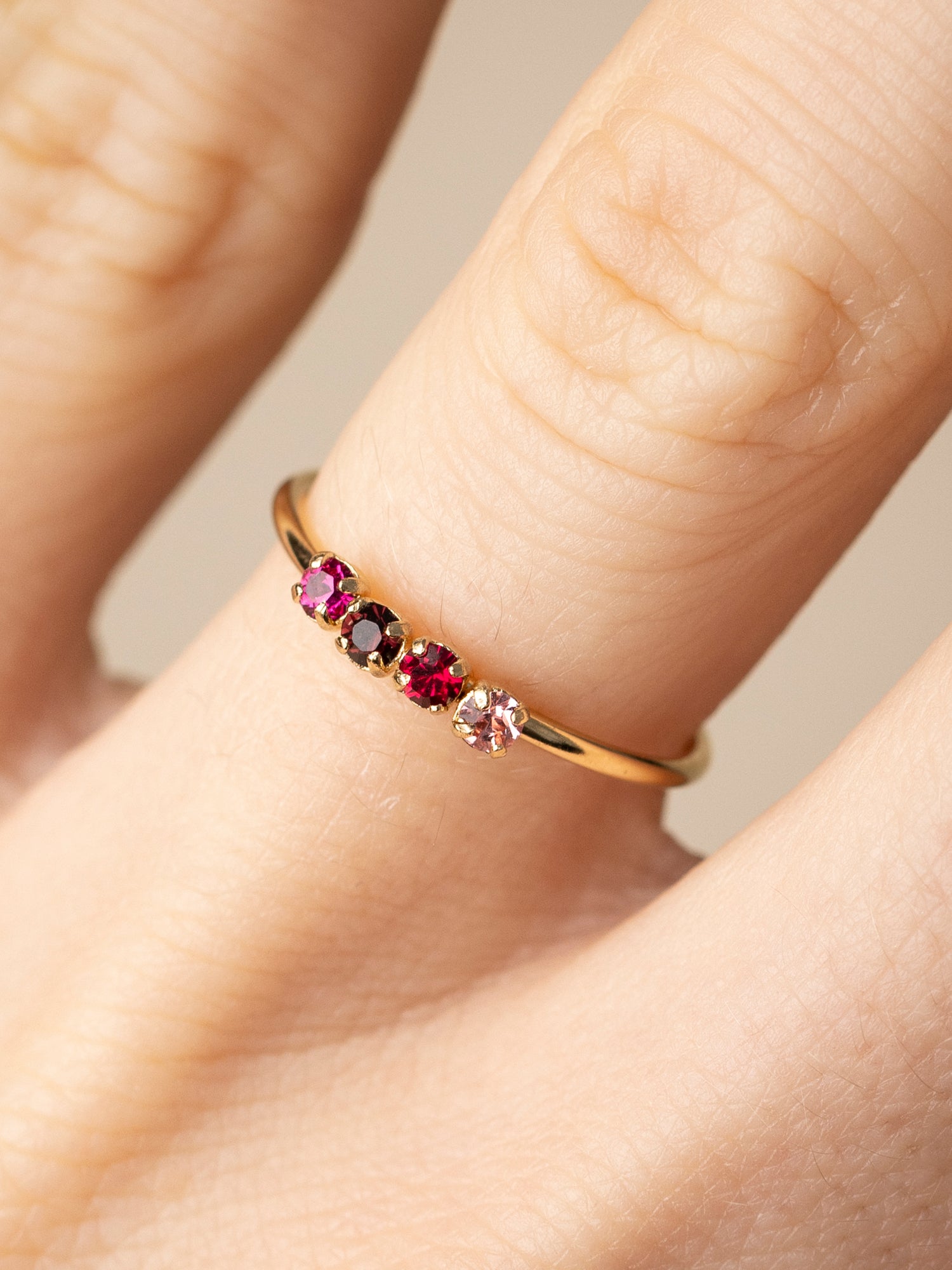 bague anneau avec 4 cristaux rubis, rose et fuchsia