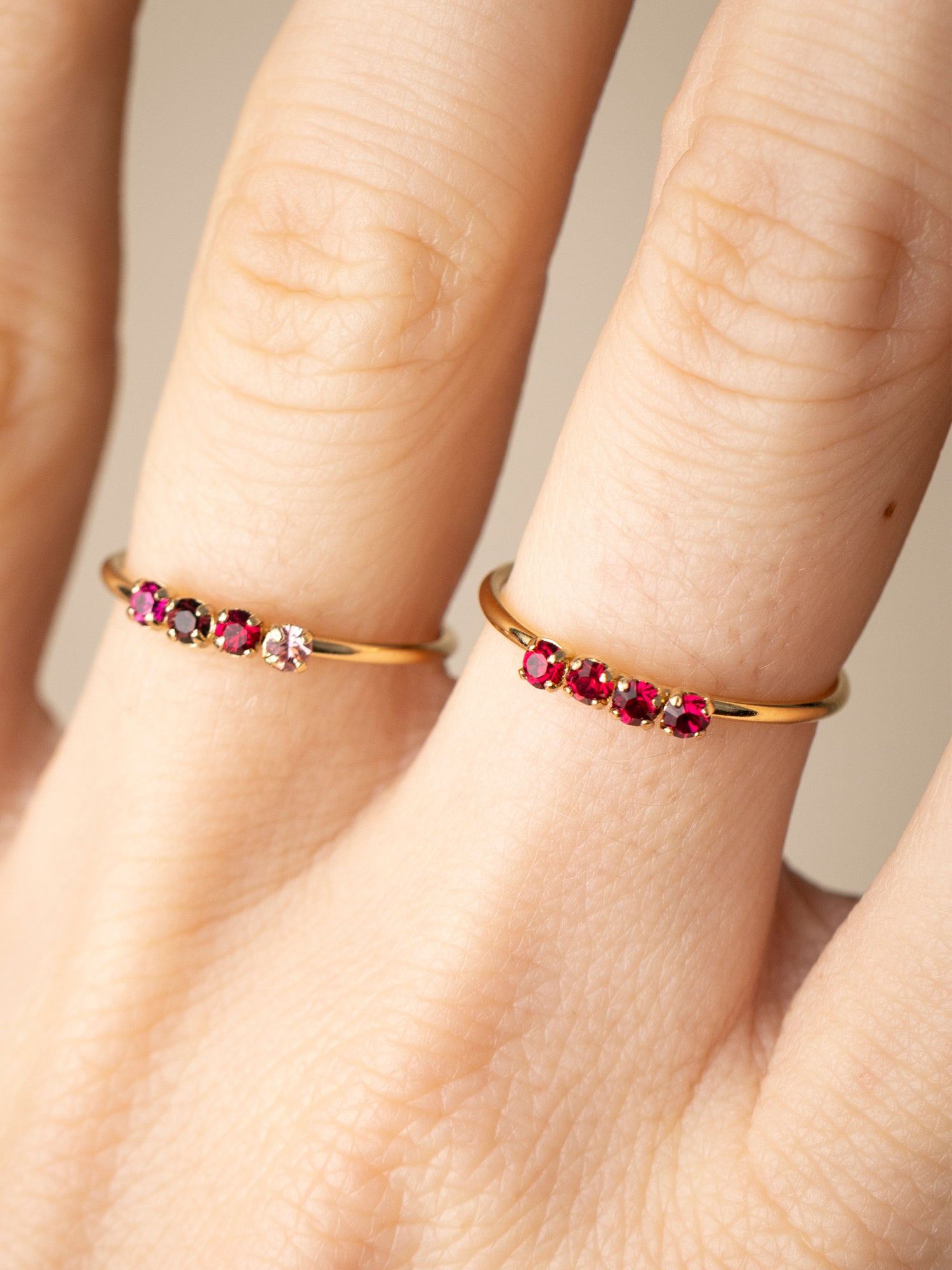 bague anneau avec 4 cristaux rubis, ou rubis, rose et fuchsia