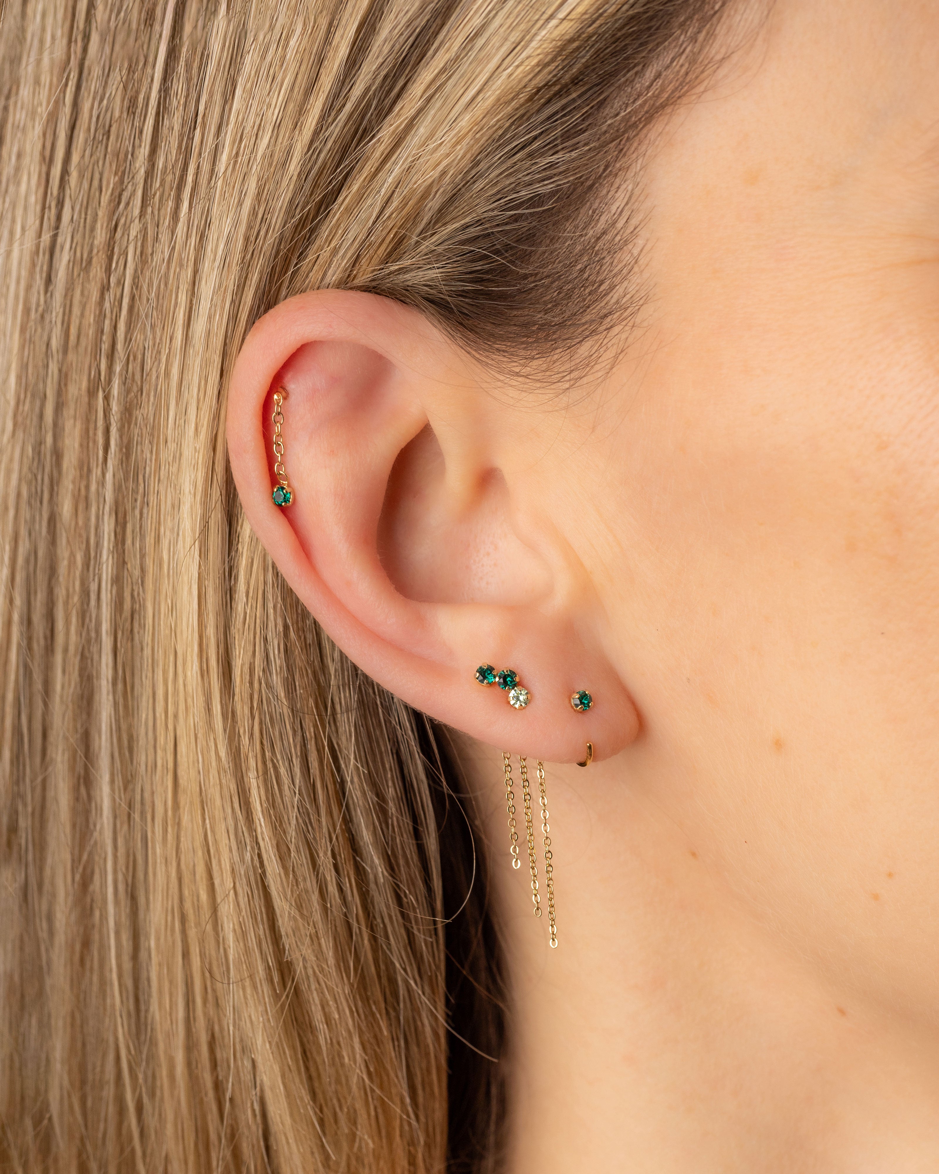 Piercing chaine et cristal, puce d'oreille, demi anneau avec cristaux verts plaqué or. Derrière d'oreille en chaine dorée