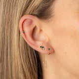 Piercing chaine et cristal, puce d'oreille, demi anneau avec cristaux verts plaqué or. Derrière d'oreille en chaine dorée