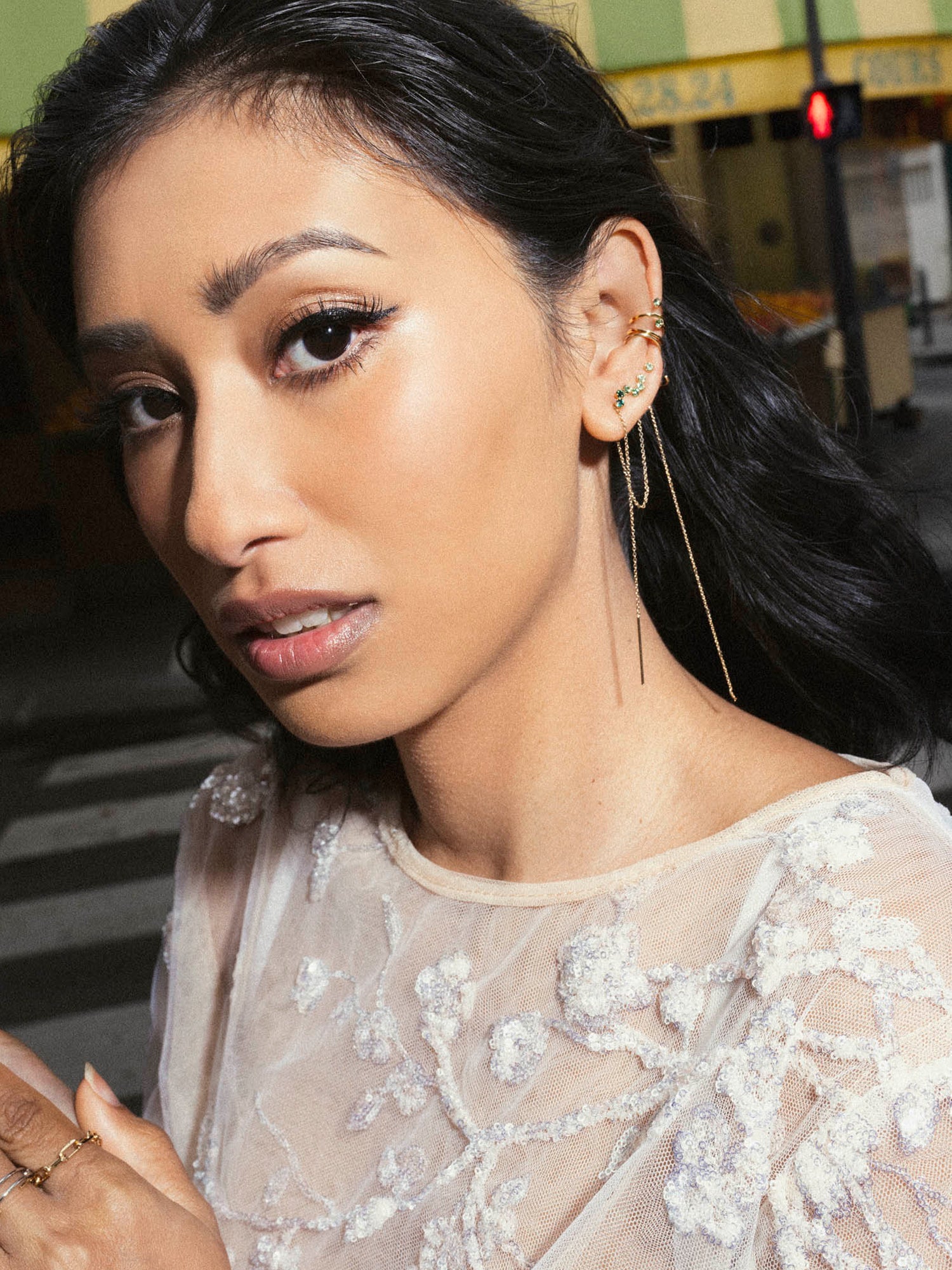 Photo mode, boucle chaîne fine, earcuff à double anneau avec cristal vert