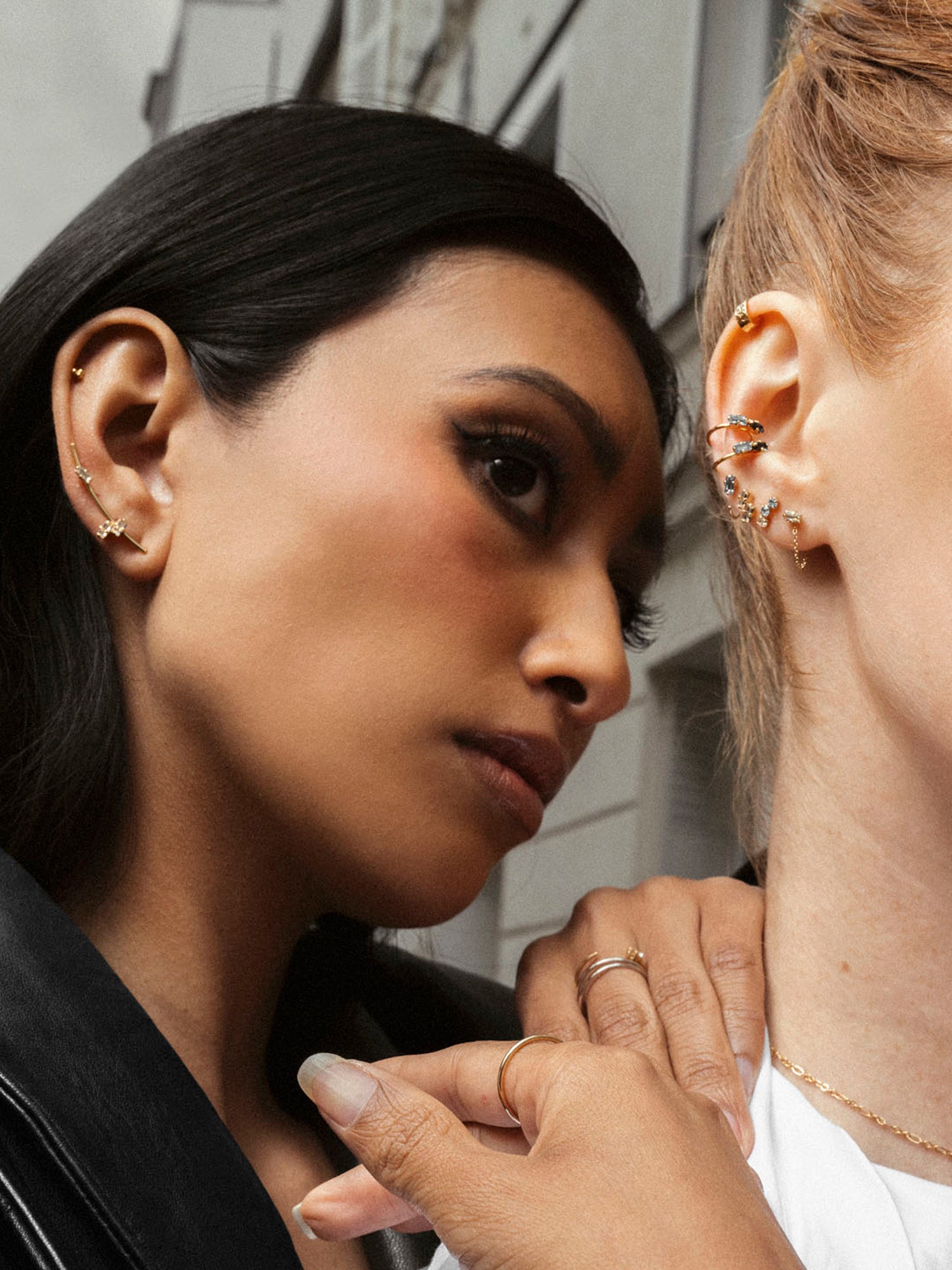 Photo mode, earcuff boucle chaîne cristal, puce d'oreille double cristaux