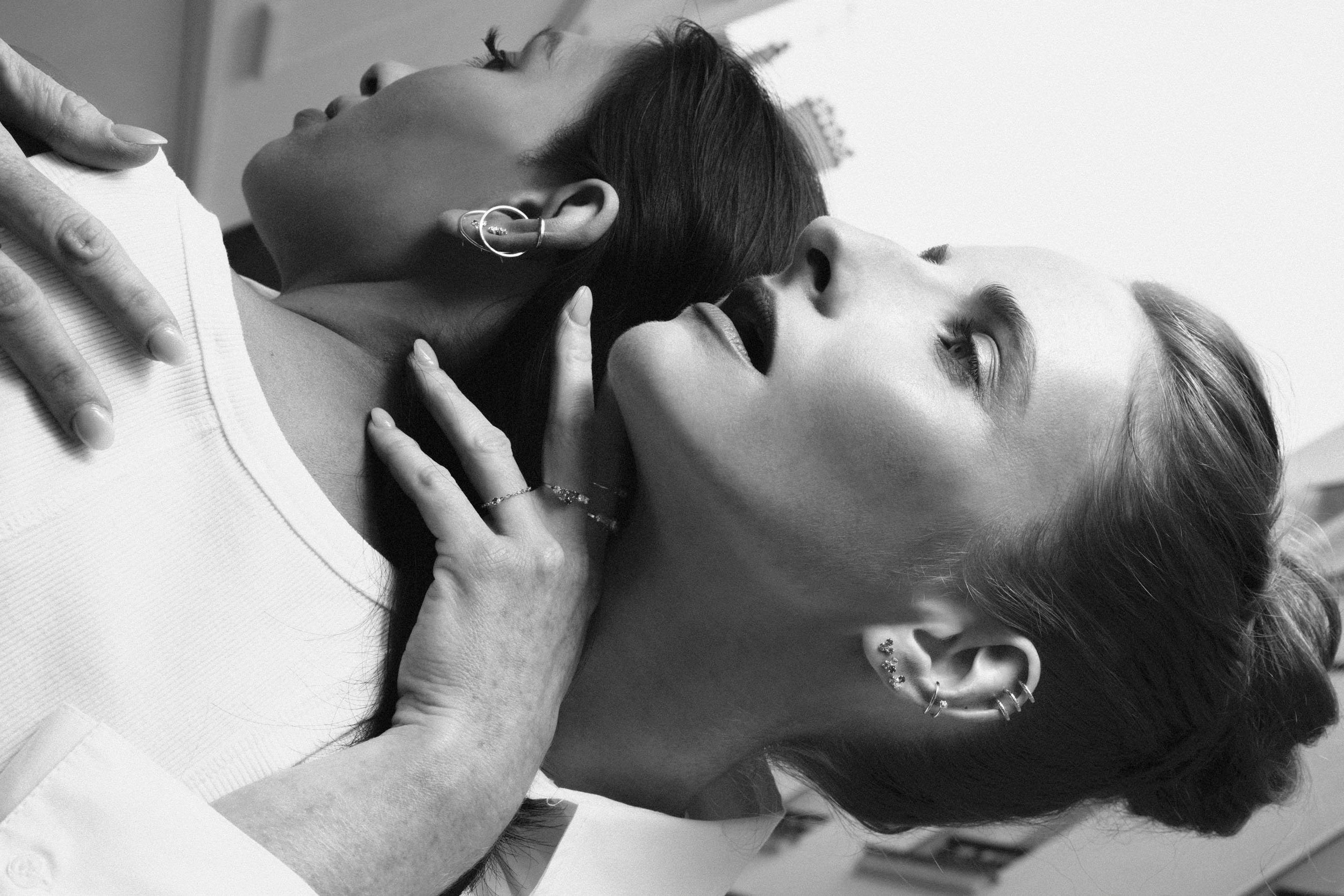 photo mode, earcuff triple anneaux, puces d'oreilles double cristaux