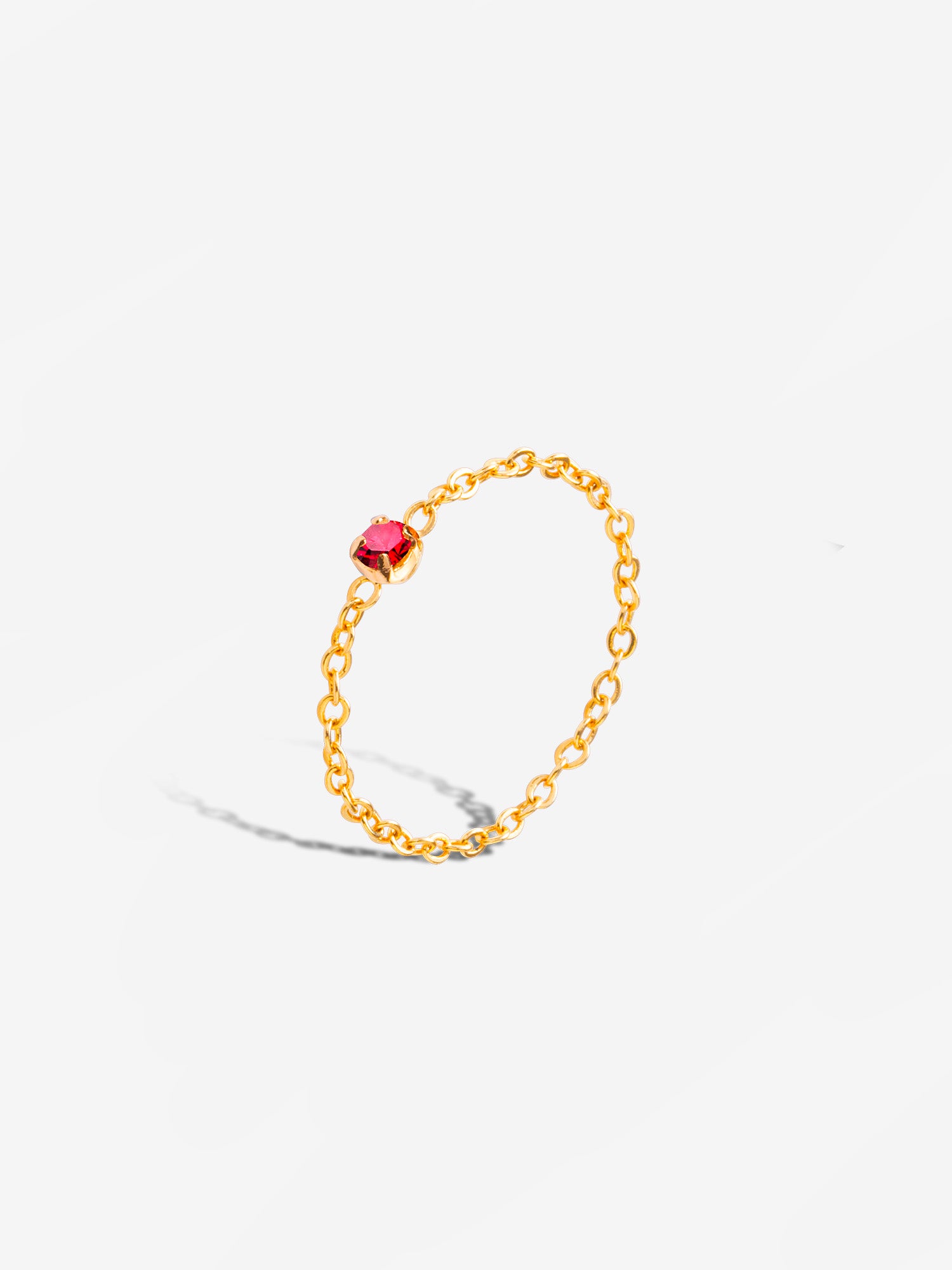 bague dorée chaîne fine, cristal rouge 