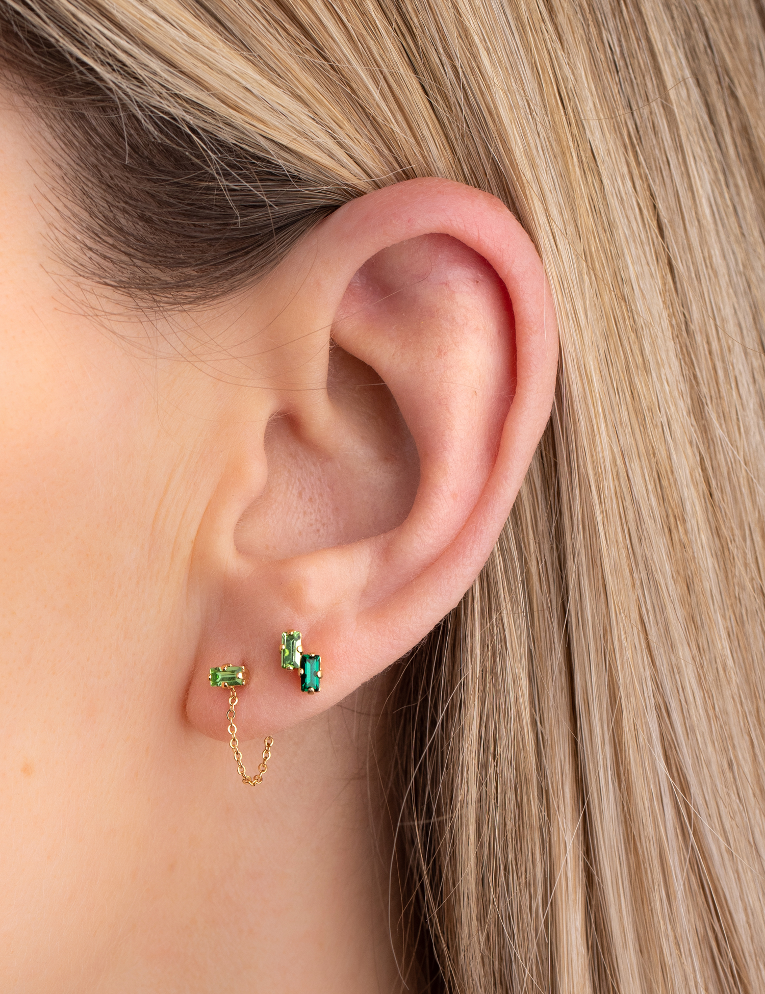 puces d'oreilles, cristal vert et chaine fine, double cristaux verts