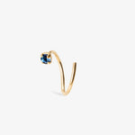 boucle d’oreille dorée avec pierre bleue