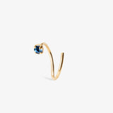 boucle d’oreille dorée avec pierre bleue