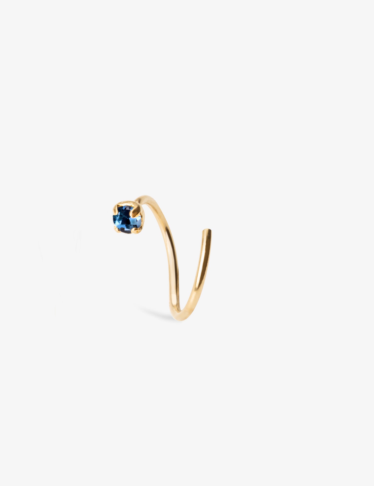 boucle d’oreille dorée avec pierre bleue