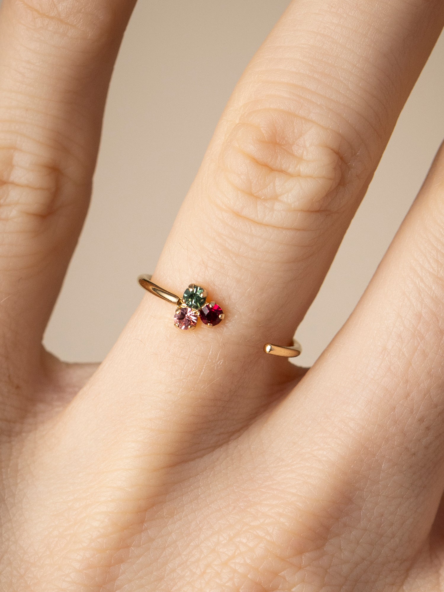 bague réglable fleur rose, rubis et vert