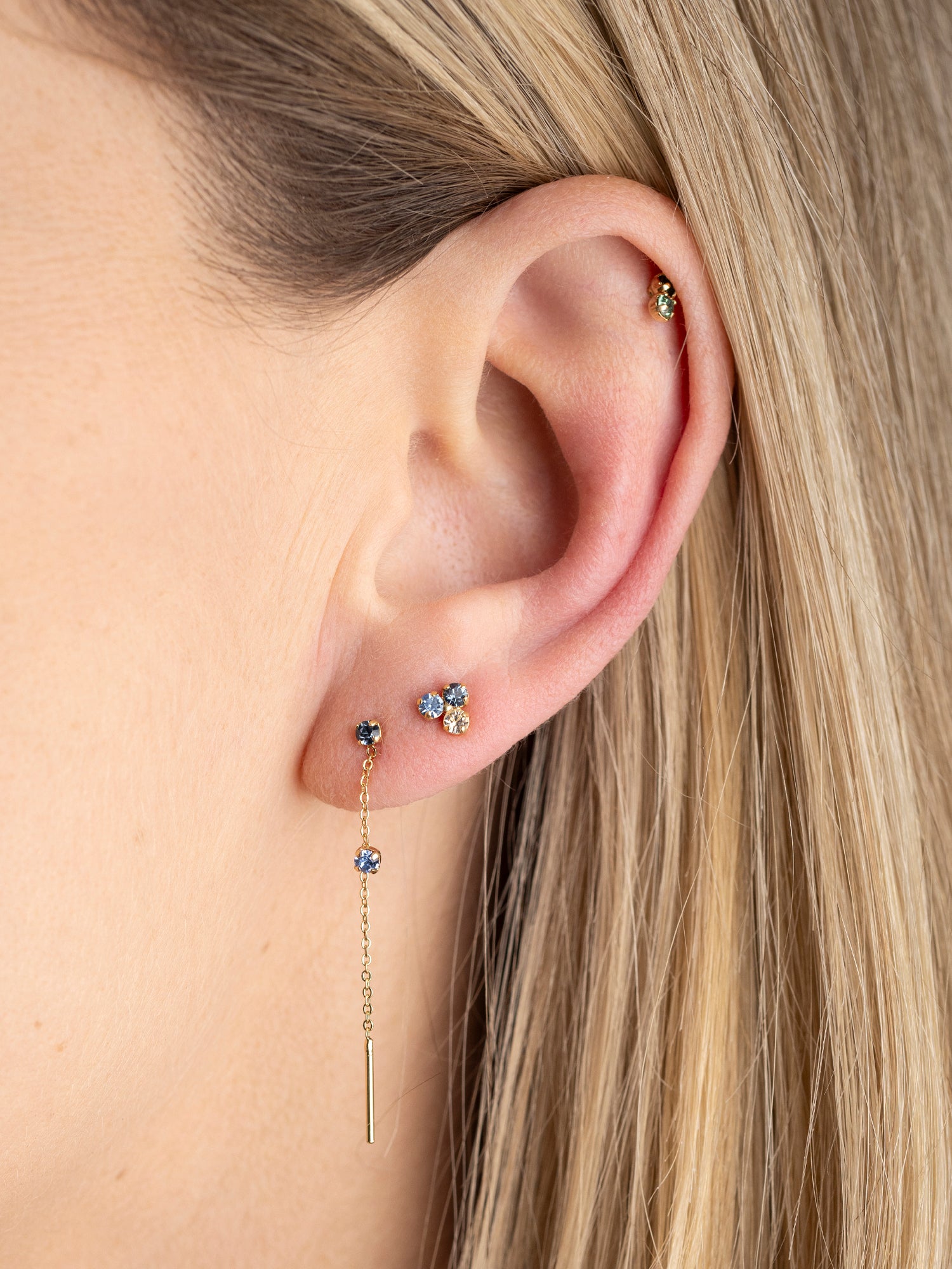 Mono boucle d'oreille chaine avec cristaux bleus, puce d'oreille avec cristaux bleus, piercing plaqué or