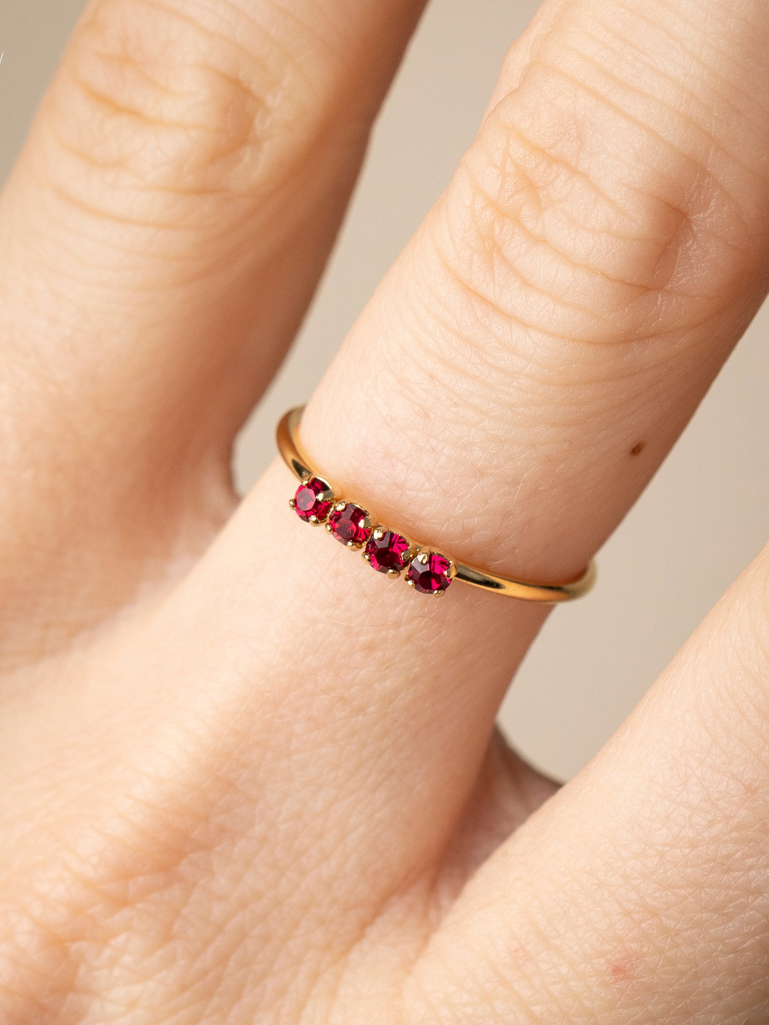 bague anneau avec 4 cristaux rubis