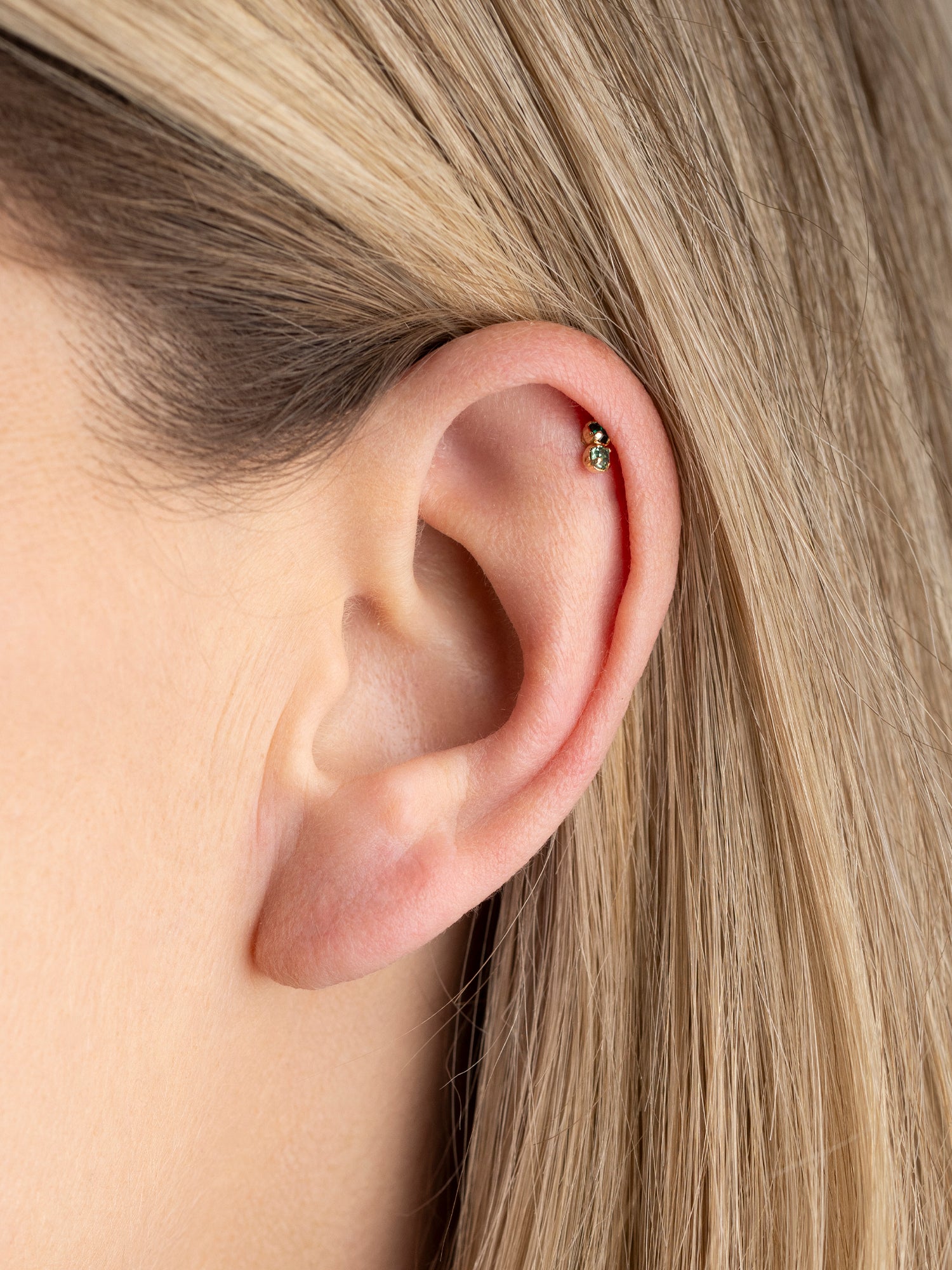 piercing avec deux cristaux verts