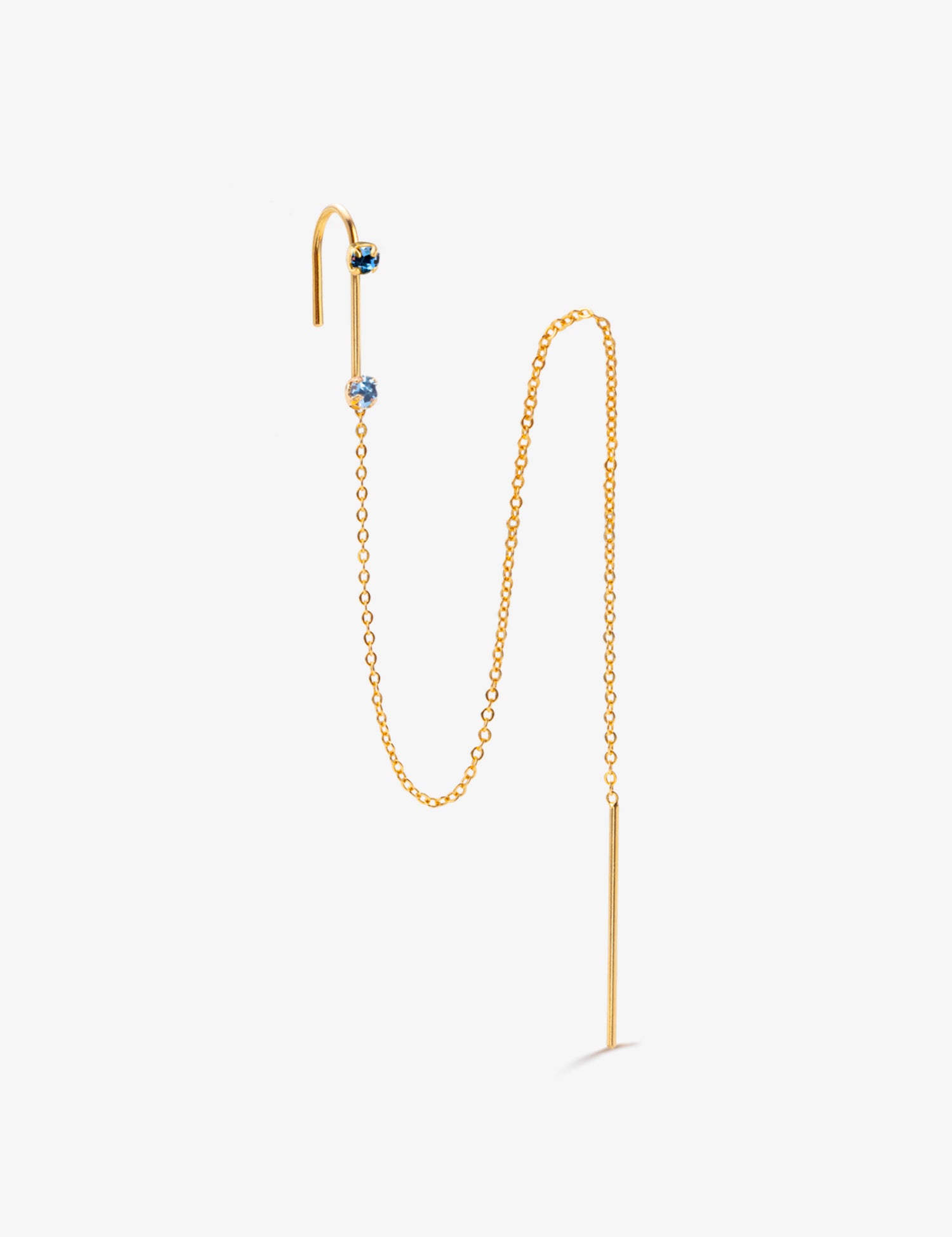 Boucle d’oreille chaîne dorée avec deux pierres bleues
