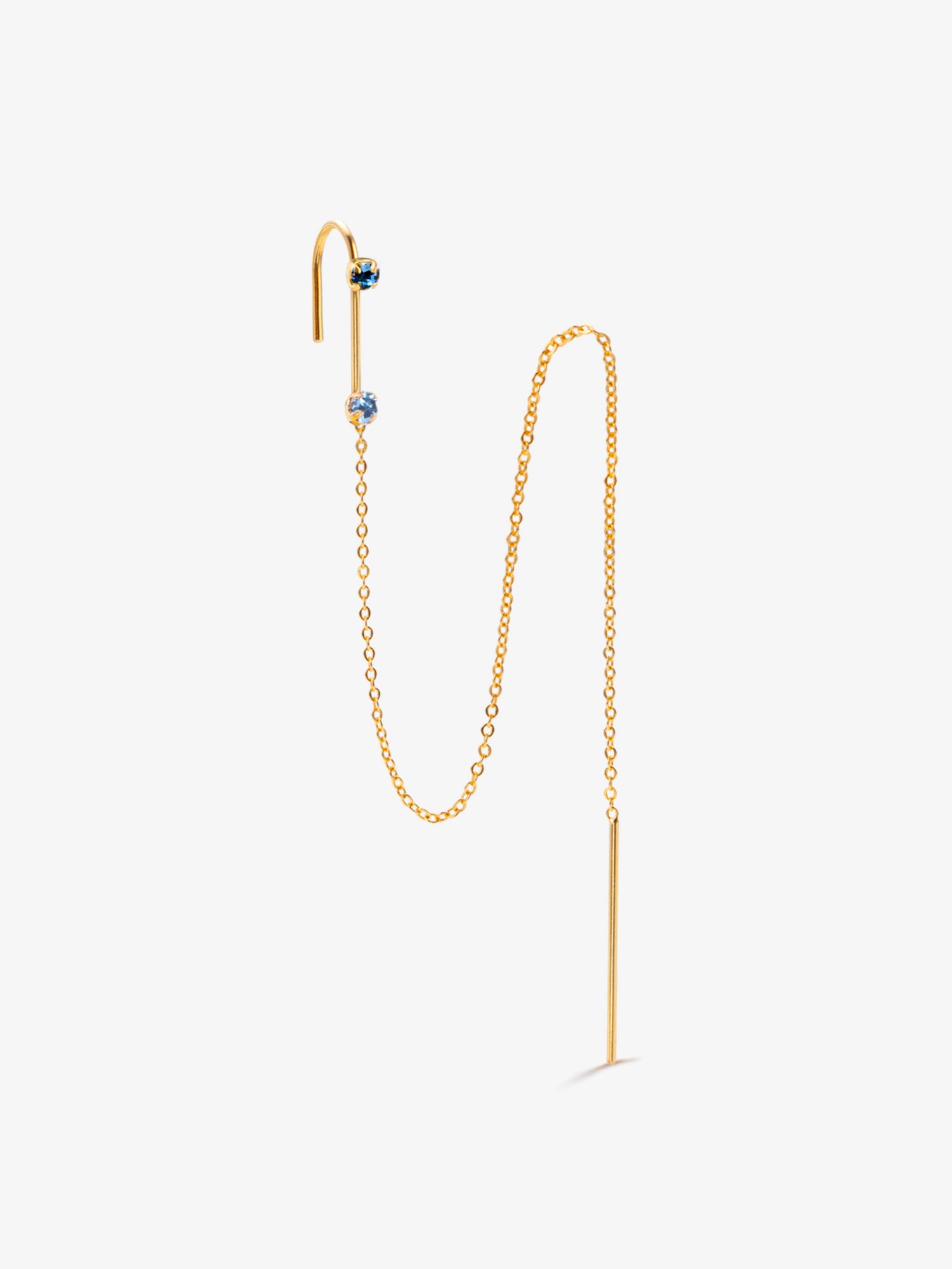 Boucle d’oreille chaîne dorée avec deux pierres bleues